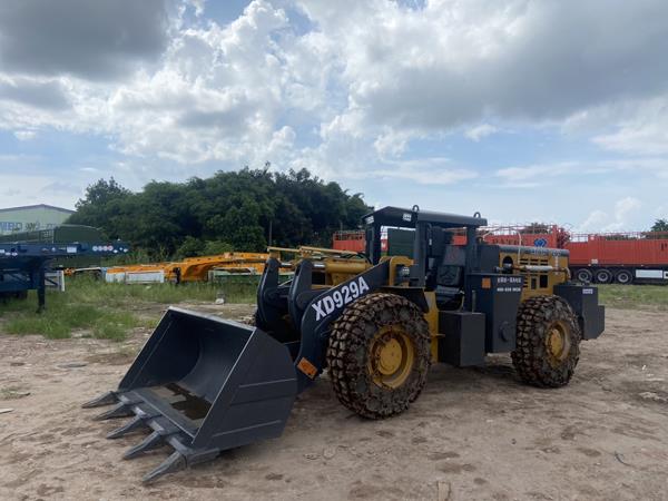 Bàn giao máy xúc lật chui hầm hiệu XIANDAI model XD929A