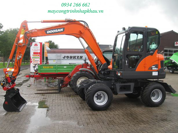 Máy xúc đào bánh lốp Doosan 55W - gàu 0.175m3