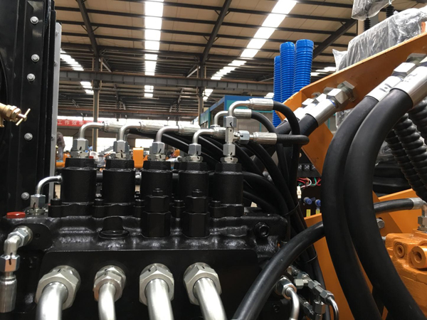 máy xúc đào bánh lốp HENGTE gầu 0.55m3