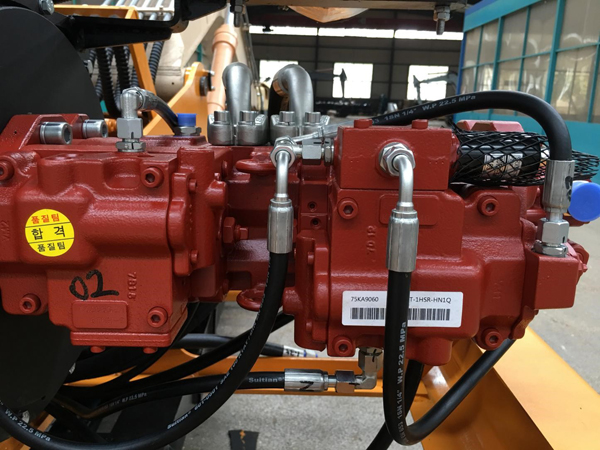 máy xúc đào bánh lốp HENGTE gầu 0.55m3