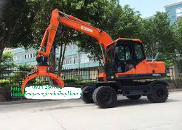 Máy xúc đào bánh lốp gắp (kẹp) gỗ đã qua sử dụng