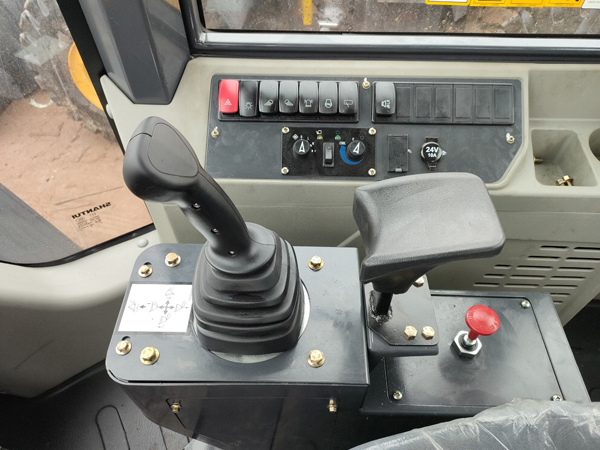 MÁY XÚC LẬT SHANTUI MODEL ST58F